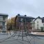 Klatrestativ Pyramidenett på lekeplass foran moderne bygninger.
