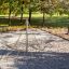 Lekestativ Pyramidenett på lekeplass omringet av trær i parken.