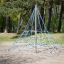 Pyramidenett lekeplassutstyr i skogen.