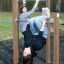 To jenter bruker Hevestenger/Pull Ups utendørs treningsutstyr.
