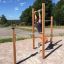 En mann bruker Hevestenger/Pull Ups utendørs treningsutstyr.