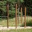 Utendørs treningsstativer Hevestenger/Pull Ups i skogområdet.