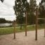 Utendørs treningsstativ Hevestenger/Pull Ups ved innsjøen omringet av trær.