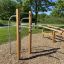 Utendørs treningsutstyr, Dips, plassert på en park.