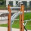 Dips treningsutstyr med trestolper og metallstenger for utendørs trening og lek.