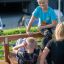 Barn leker på Situps-lekeplassutstyr.