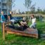 Barn som bruker Situps utendørs treningsutstyr på en lekeplass.