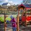 Barn leker ved Kiosk lekeapparat på lekeplass.