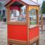 Barn leker i Kiosk på lekeplassen.