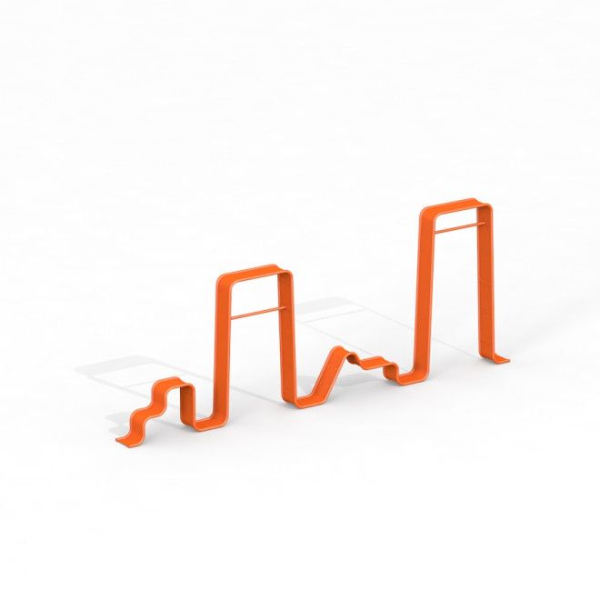 Oransje Ribbon Fitness-treningsutstyr med bølget design mot hvit bakgrunn.