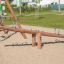 Seesaw Nature på en lekeplass i sanden.