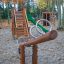 Treleken Seesaw Nature på lekeplassen i en park med høstløv.