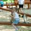 Liten jente leker på Seesaw Nature i en lekepark.