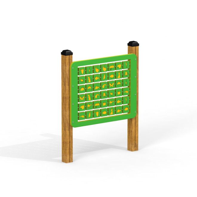 Find Pairs Board med grønne og gule brikker montert på to trestolper for utendørs lek.