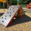 Barnelekeplass med klatrevegg "Tent" i en park.