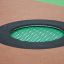 Rund trampolin (100 cm) med sikker gummiramme integrert i lekeplassgulv.