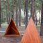 Tipi Nature lekeplassutstyr i tre formet som to paviljonger i skogsområde.