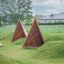 Tipi Nature lekeplass med trekonstruksjon og gressbakker.