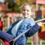 Barn leker på Nature Swing 5m i lekeplass.