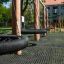 Double Swing Robinia lekestativ med to store svinger og trestolper i naturlig rogn.