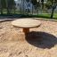 Rundt Wooden Table for Children plassert på sandunderlag i utendørs lekemiljø.