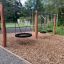 Dobbelt robinia gynge med tre seter på lekeplass.