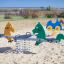 Lekestativ Ponny Dobbeltvippe på en lekeplass i sand.