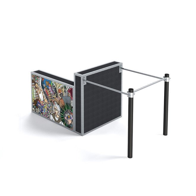 Liten parkour-sett med to metallstenger og fargerikt veggdesign.
