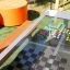 HPL-benk Sjakk og Ludo med spillbrett for sjakk og ludo integrert i bordplaten.