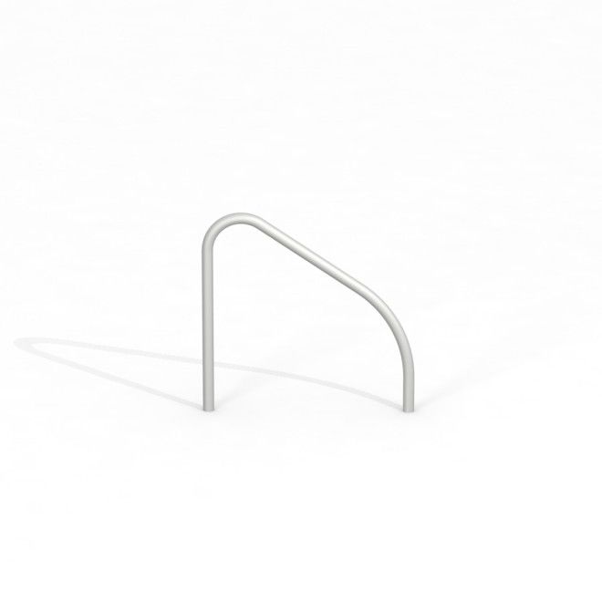Slanted bicycle stand i stål for trygg sykkelparkering på lekeplass.