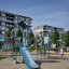 Oppdager Mini med klatrevegg og sklie på moderne lekeplass.
