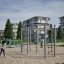 Sjimpanse lekeapparat i park med klatrestativ og lekende barn.