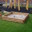 Sandbox i trelekeplass i treverket.