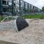 Lekeapparat Klatreøy på en lekeplass i en urban boligområde.