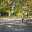 Klatrespir for barn på lekeplass i parken om høsten.
