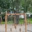Lianer Nature lekeapparat i tre på lekeplass med klatrenett og trehengninger.