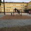 Barneklatring Samburu-lekeplass foran skolebygningen.