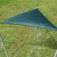 Trekantet solseil 3x3x3 Atlantis på grønn gressplen.