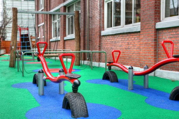 Plaststøpt Sikkerhetsasfalt 60 på lekeplassen med vipper.