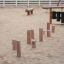 Balansestokker Nature (5 stk.) i tre, plassert i sand for balanselek på lekeplass.