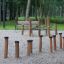 Balansestokker Nature Kløver (5 stk) på en lekeplass i skogen.