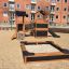 Lekestativ Ridderborg Nature med klatrestativ, sklie og sandkasse på en lekeplass.