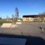 Produktet Bank H 70 på en utendørs skatepark med solfylt vær.