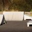 Skaterampe Bank H 70 i en utendørs skatepark.