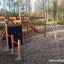 Lekeapparat Panther på en lekeplass omringet av trær.