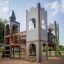 Lekeplass Camelot formet som et slott i en hage.