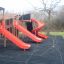 Lekeplass med røde Slide sklir for barn.