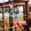 Barn leker i Klatreren klatrestruktur i parken.