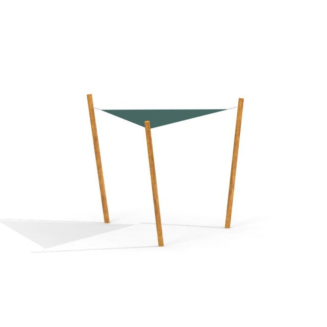 Solseil Trekantet 3x3x3 Nature med trekantet solseil festet til tre stolper i naturtre.