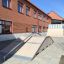 Skaterampe Quarter-Pipe High and Wide foran murbygning